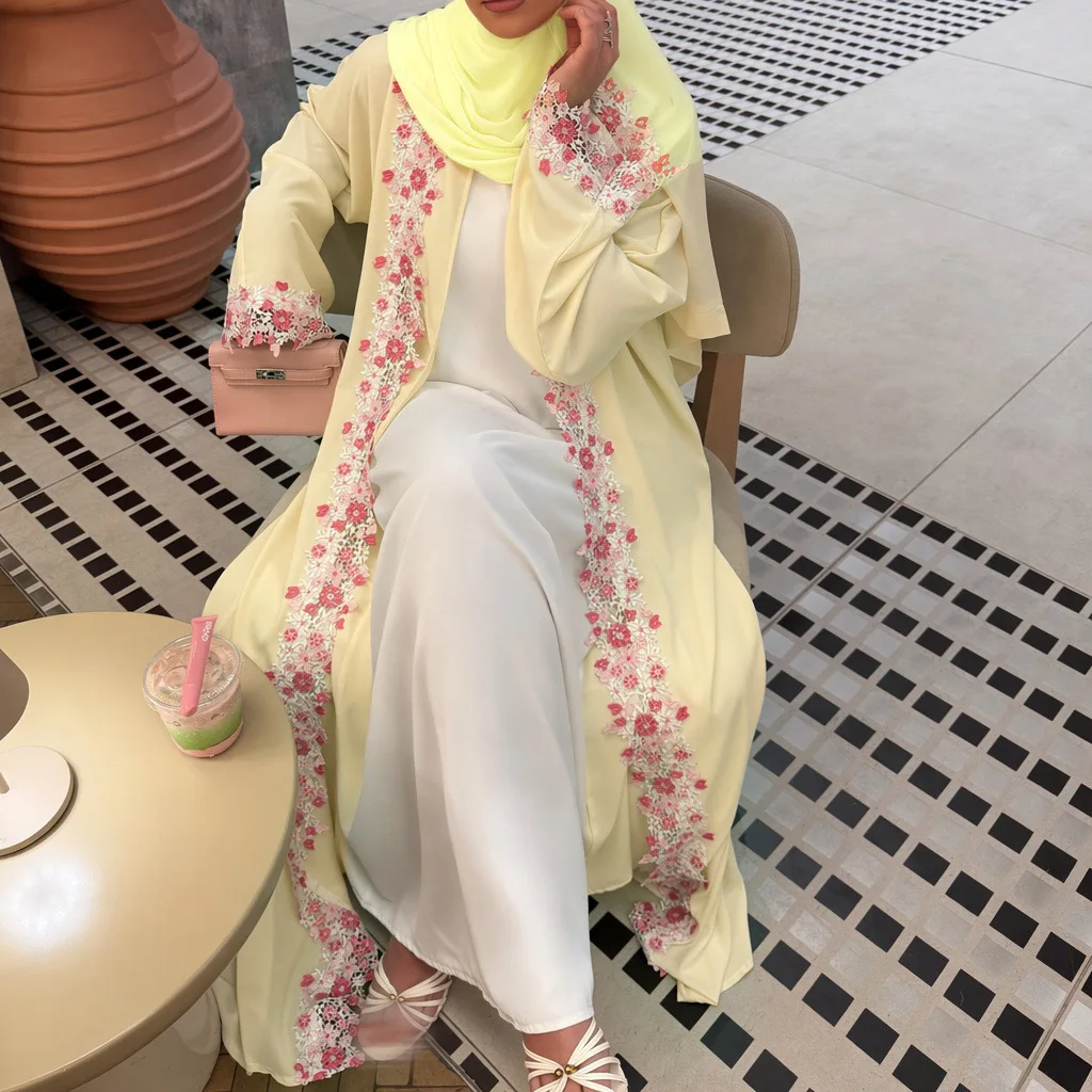 عبايات العيد بتصميم دانتيل مزهر أنيق.