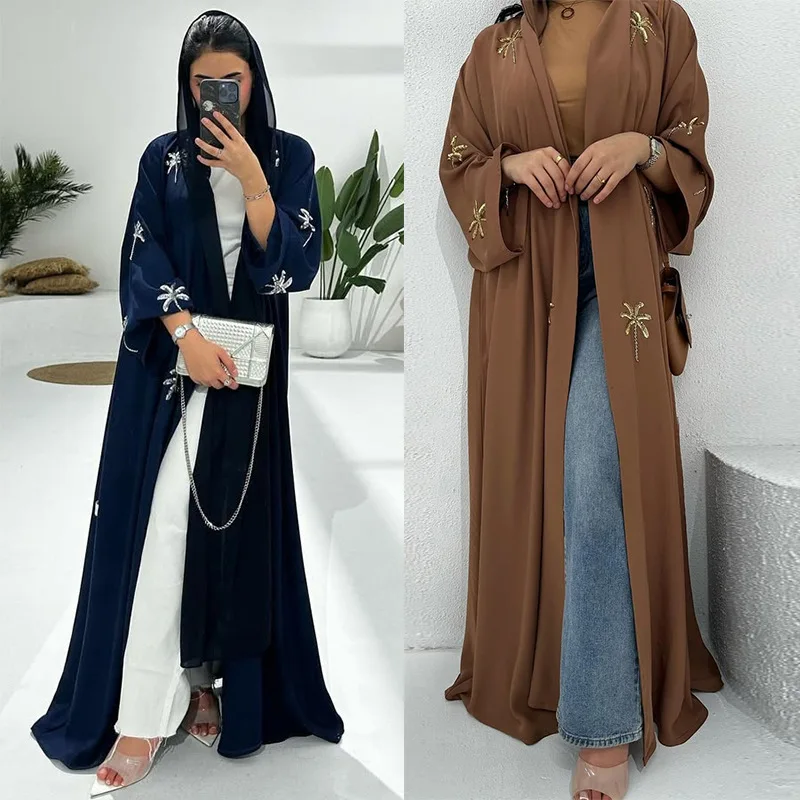عباية نسائية مطرزة بتصميم نخلة مع فستان طويل ساتر